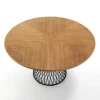 Clew Tavolo Rotondo in Legno impiallacciato finitura Rovere e base in Metallo Nero opaco, diametro 137 cm
