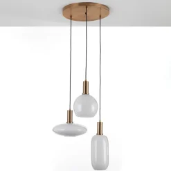 Cloud lampadario in acciaio oro opaco e 3 paralumi in vetro bianco opaco di varie dimensioni