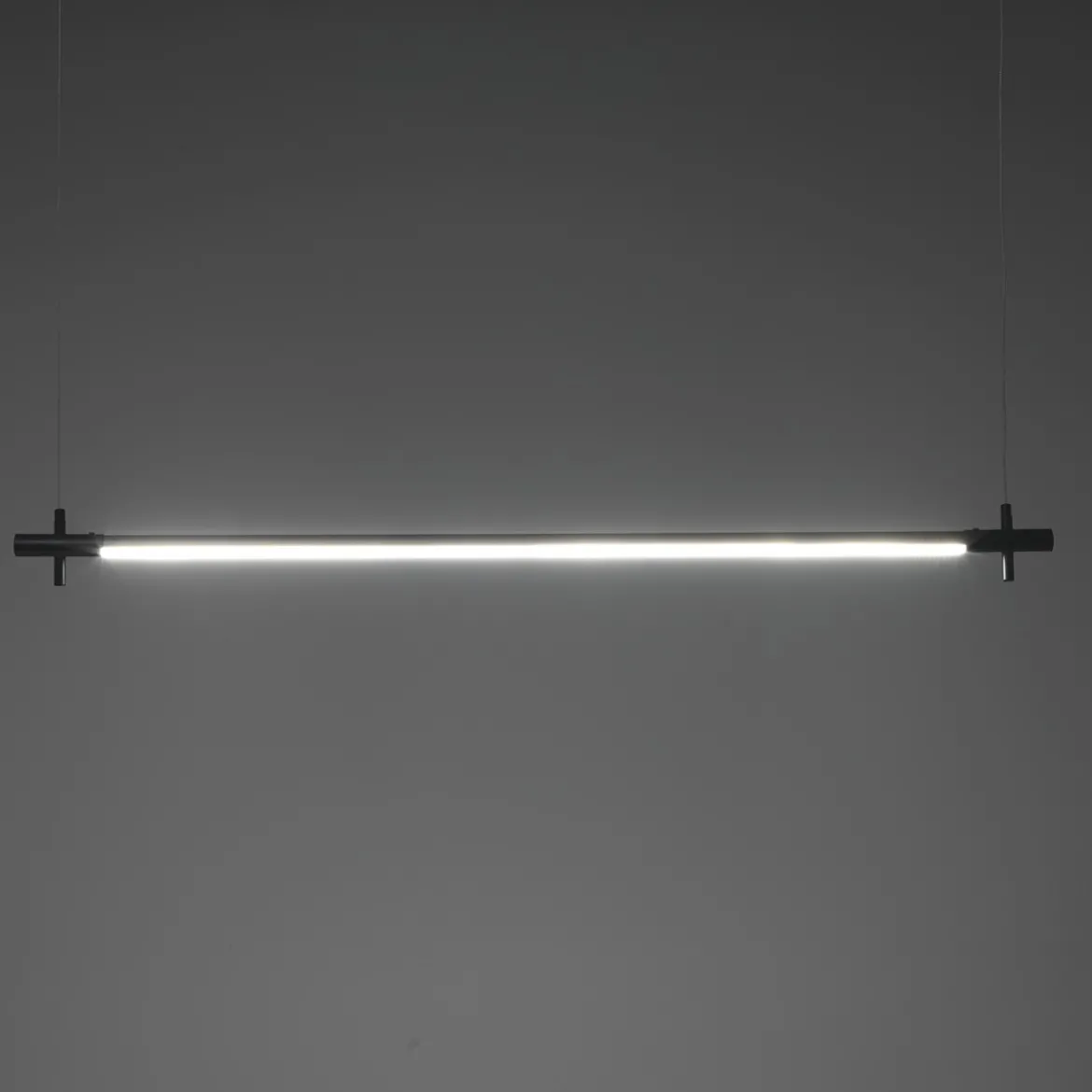 Lampadario slim in alluminio nero opaco con filo elettrico regolabile d2.2x120 cm