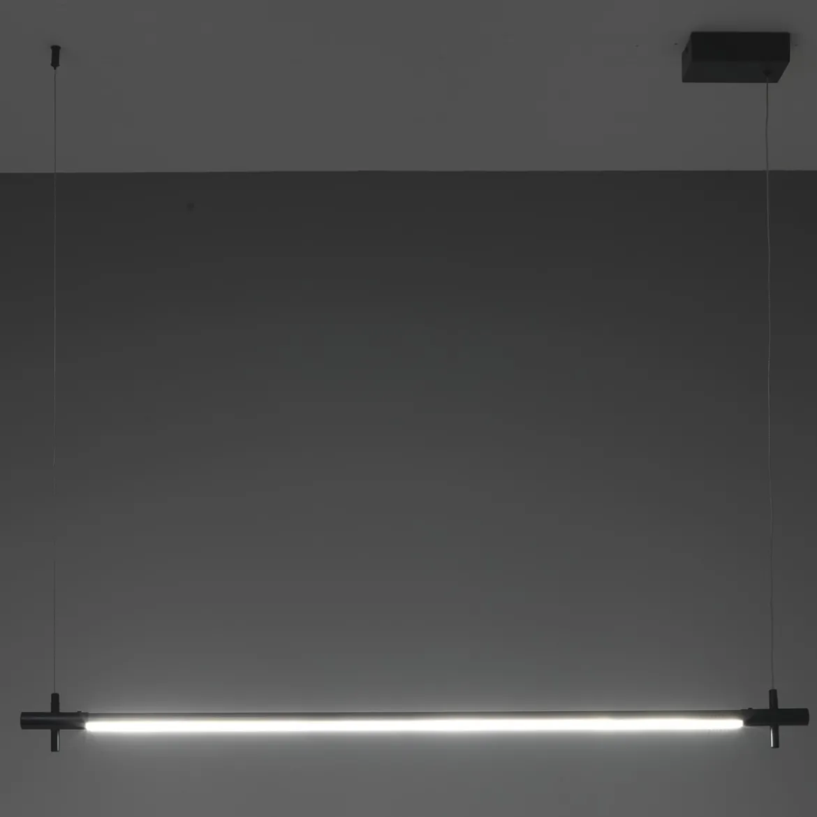 Lampadario slim in alluminio nero opaco con filo elettrico regolabile d2.2x120 cm
