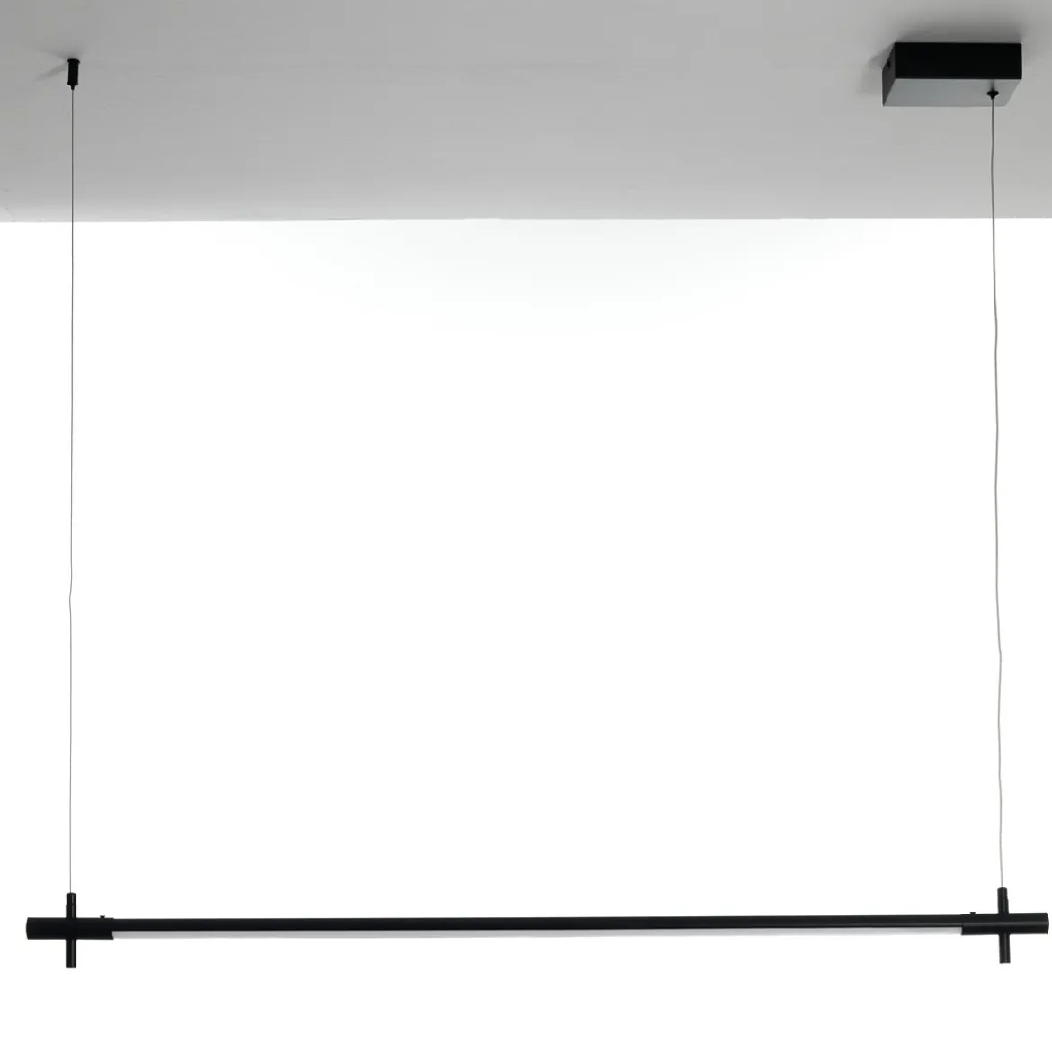 Lampadario slim in alluminio nero opaco con filo elettrico regolabile d2.2x120 cm