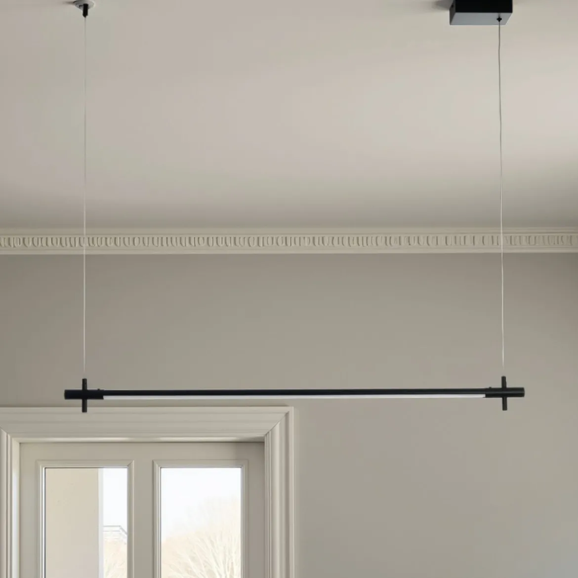 Lampadario slim in alluminio nero opaco con filo elettrico regolabile d2.2x120 cm