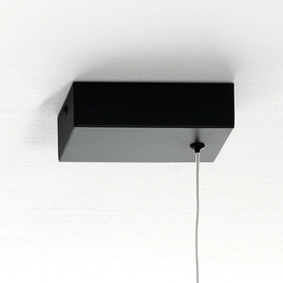 Lampadario slim in alluminio nero opaco con filo elettrico regolabile d2.2x120 cm